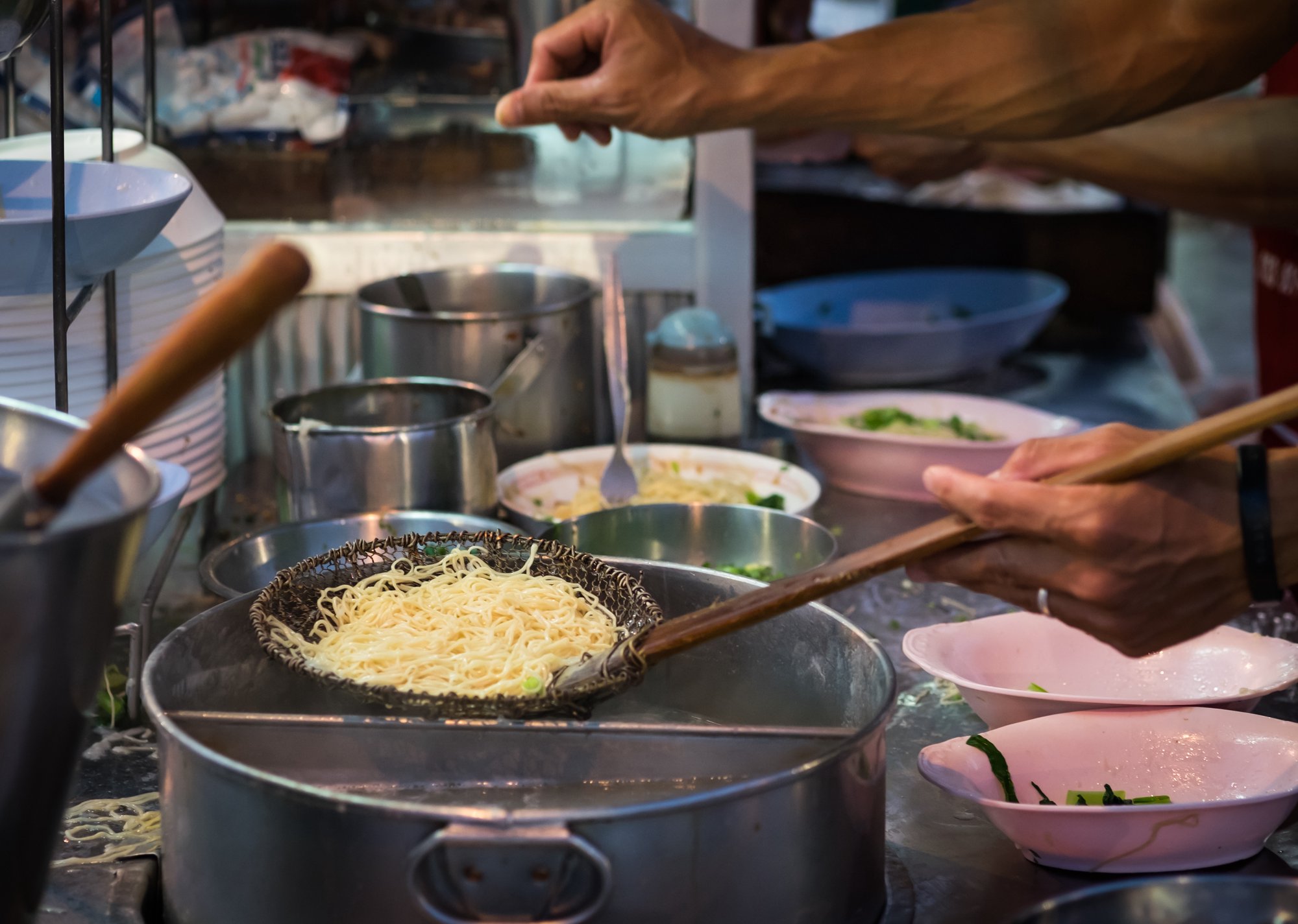粉面小吃店出餐操作场景